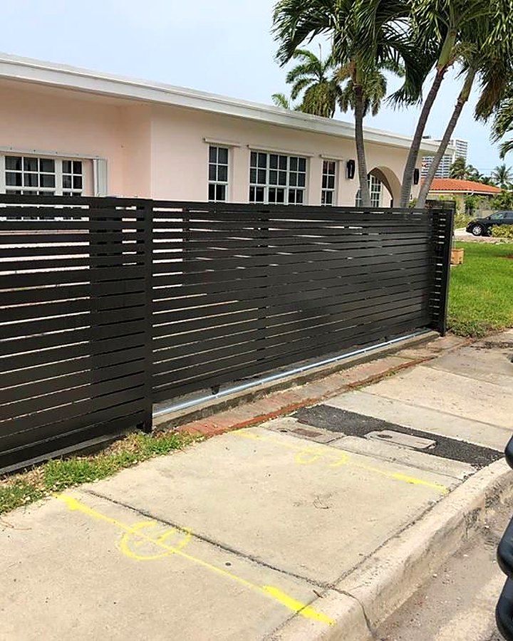 Horizontal slat fence